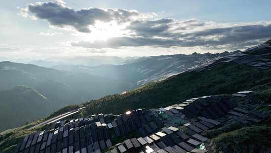 山地光伏太阳能板发电板航拍