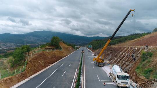 公路建设视频山区高速公路挡土墙吊装施工视频素材模板下载