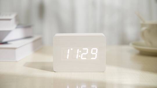 上午电子闹钟十一点半