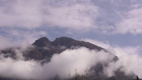 云雾缭绕的山脉景观航拍