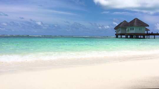 马尔代夫白色沙滩与海上木屋栈道4K风光