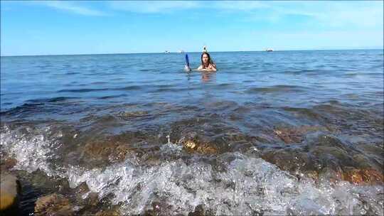 一个女人在海里潜水