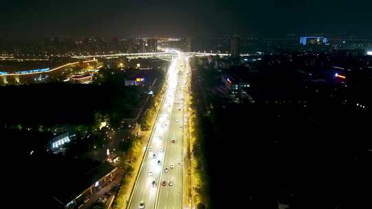 夜晚城市公路上的车流景象