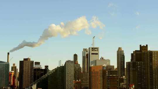 城市污染给高耸的摩天大楼蒙上阴影