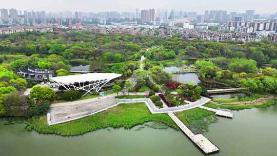 航拍春雨迷蒙下的江苏无锡蠡湖国家湿地公园