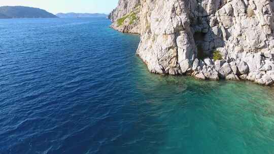 海滨岩石陡峭的壁悬崖