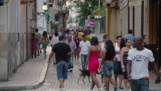 人们走在古巴哈瓦那的鹅卵石街道上视频素材模板下载