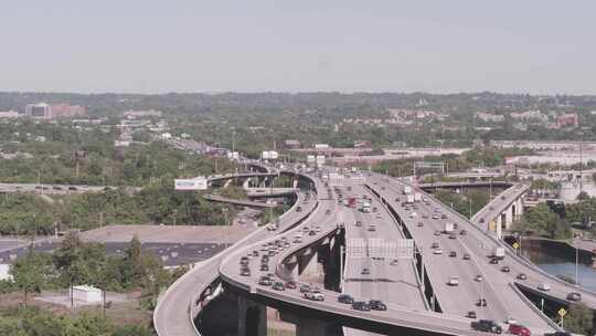 在繁忙的高速公路上行驶的汽车