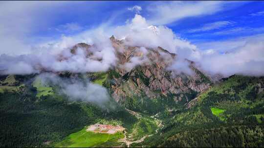 甘孜理塘县格聂雪山主峰和冷古寺