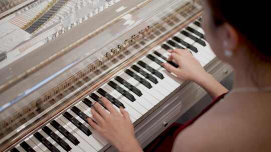 唯美女钢琴家弹钢琴/弹钢琴细节/优雅弹钢琴
