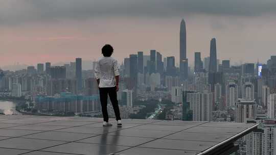 男子站在深圳的高楼顶视频素材模板下载