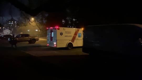 一辆停在停车场的救护车
