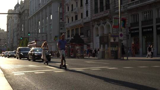 情侣在街上使用电动手推车