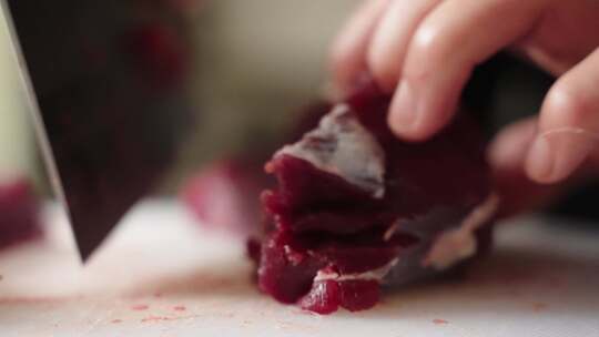 厨艺展示：新鲜鹿肉的精准切割