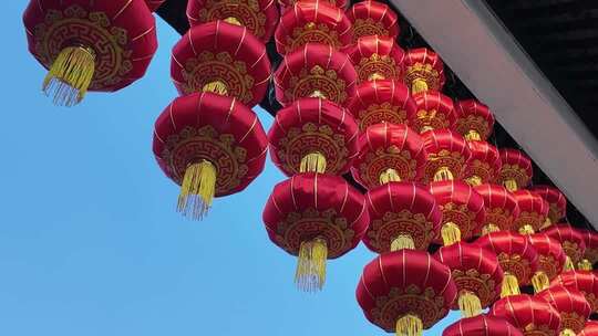 节日公园建筑屋檐挂着的红灯笼