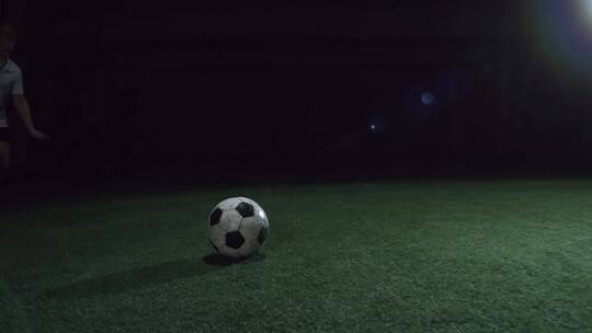 足球运动员踢足球慢动作