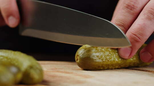 厨师用罐头黄瓜保鲜刀切片盐渍泡菜保存盐渍视频素材模板下载