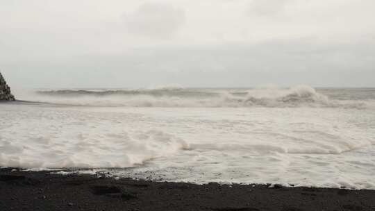 Reynisdrangar Beach，