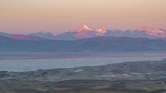 西藏日喀则仲巴五彩沙漠雪山美景日出延时