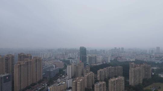 雨雾中的城市