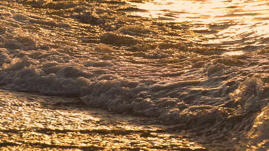 海浪拍打岸边