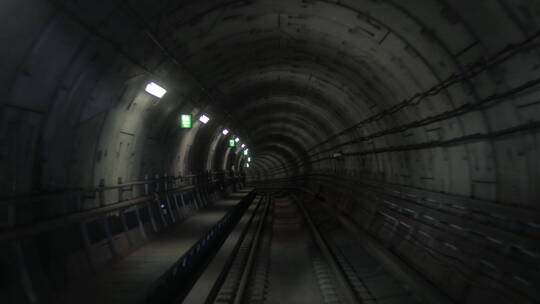 黑暗中的地铁隧道