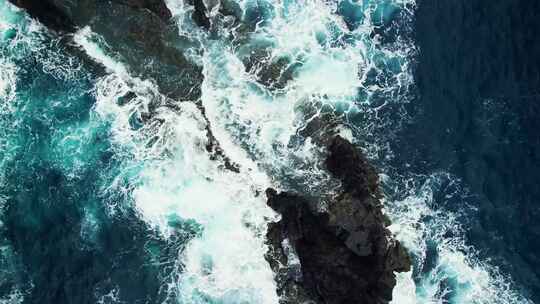 航拍海洋海浪拍打岩石海岸海浪拍打礁石