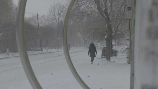 黑龙江牡丹江市被雪覆盖的城市道路