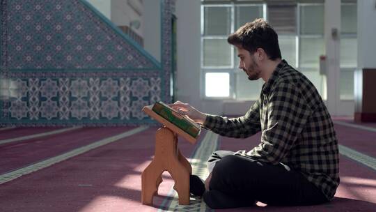 阅读古兰经的男人