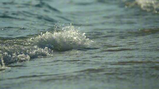 海边沙滩溅起浪花波光粼粼