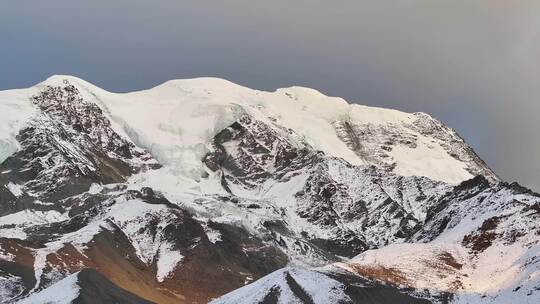 航拍川西横断山脉勒多曼因雪山冰川风光