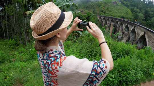 年轻女子旅行者拍摄旅游景点-九拱桥