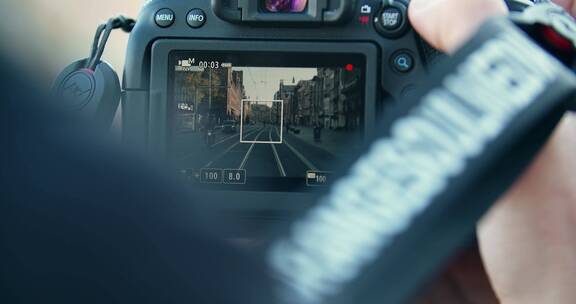 相机拍摄的城市街道景观