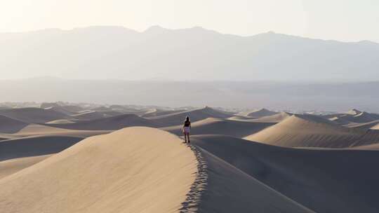 沙漠徒步旅行探险脚步背包客登顶奋斗