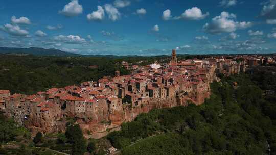 皮蒂利亚诺建在伊特鲁里亚凝灰岩上，风景优美的锡耶纳和佛罗伦萨附近有古老的中世纪建筑，