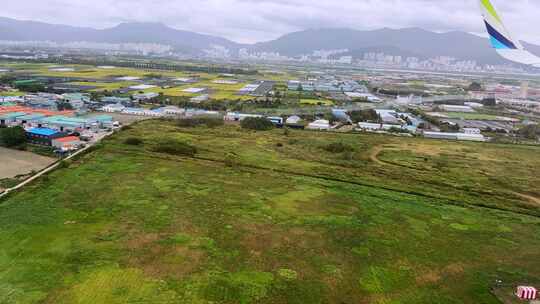 金海国际机场被农田和远山包围，鸟瞰