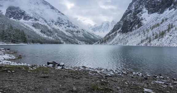 秋天的雪山湖延时摄影