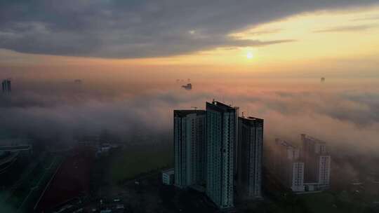 城市烟雾笼罩的日出视频素材模板下载