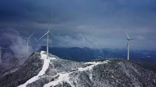 中国山区风力发电车新能源航拍视频