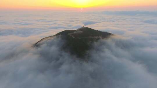 日落时云层与山峰美景