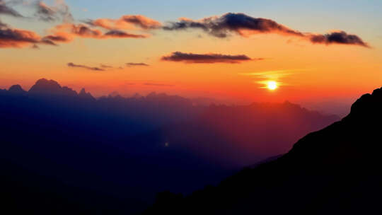 大山里的夕阳晚霞