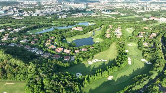 航拍高尔夫球场优美的景观绿化设计