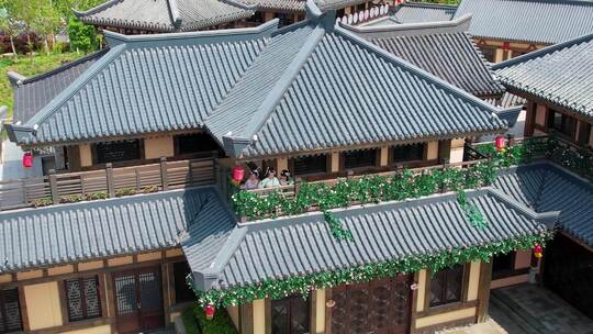 汉服女子古代建筑游玩