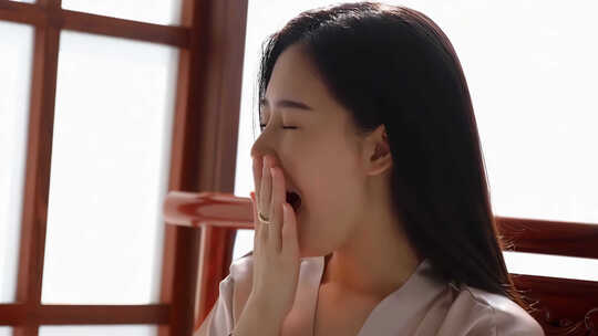 清晨醒来伸懒腰的年轻女性