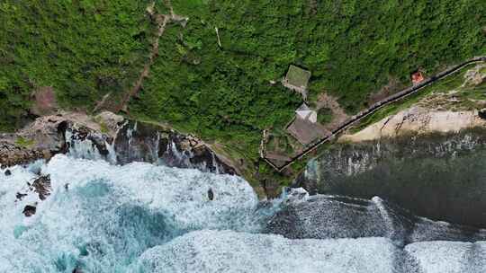 鸟瞰印尼巴厘岛海岸线上绿松石海浪飞溅