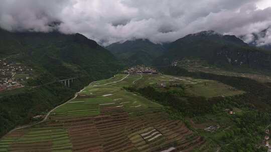 云南丙中洛怒江大峡谷航拍乡村田园风光