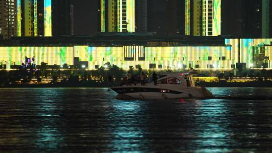 城市夜晚江面游艇休闲聚会视频素材模板下载