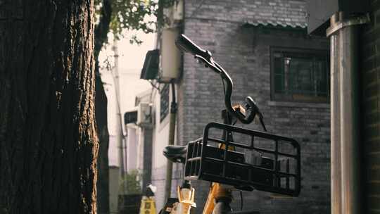 北京胡同的夕阳光线下的单车
