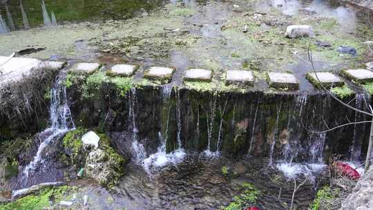 山间瀑布水流溅起水花