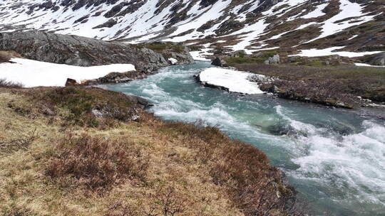 积雪地形中湍急的山间溪流视频素材模板下载